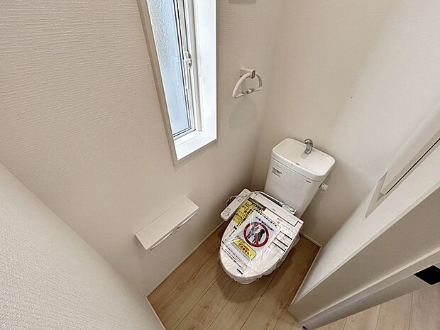 【1階トイレ】 1・2階共に窓が設けられており、自然の風や日差しを取り入れやすいトイレです。