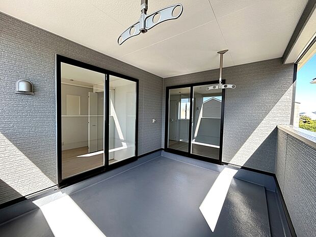 【バルコニー】 2部屋からアクセス可能なインナーバルコニーは屋根があるため直射日光を和らげ、洗濯物や室内の家具への日差しの影響を抑えられます。