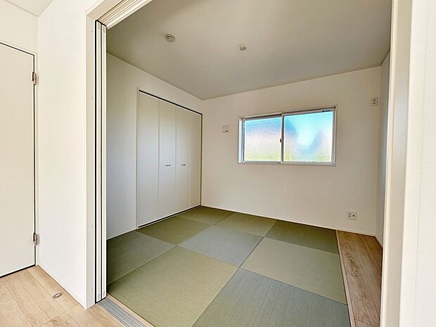 【和室5.2帖】 リビングと続き間の和室は、収納スペースとしてもお部屋としても柔軟にご利用いただけます。