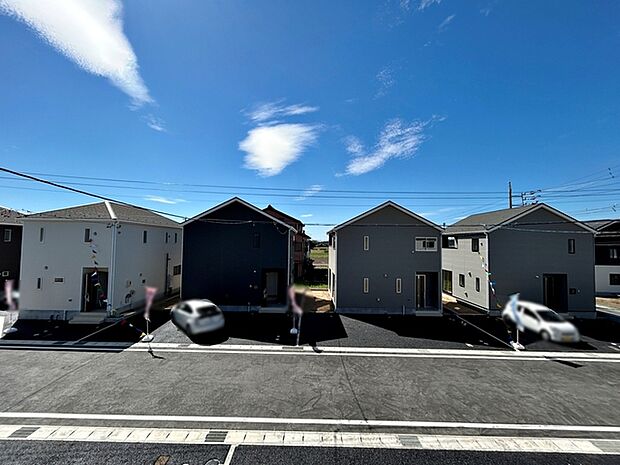 バルコニーからは閑静な街並みを望むことができ、外の空気を感じながら過ごせるスペースです。日常の中で外の景色を眺めることで気分転換もしやすく、ほどよい開放感も感じられます。 