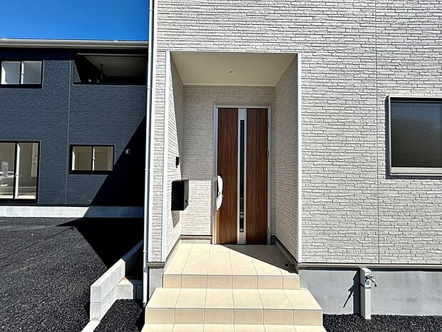 【玄関】 玄関ポーチが住まいの第一印象を明るくします。毎日の出入りもスムーズで、ご家族や来訪者を気持ちよく迎え入れてくれる玄関まわりです。玄関からの動線として日々の暮らしに欠かせないスペースです。 