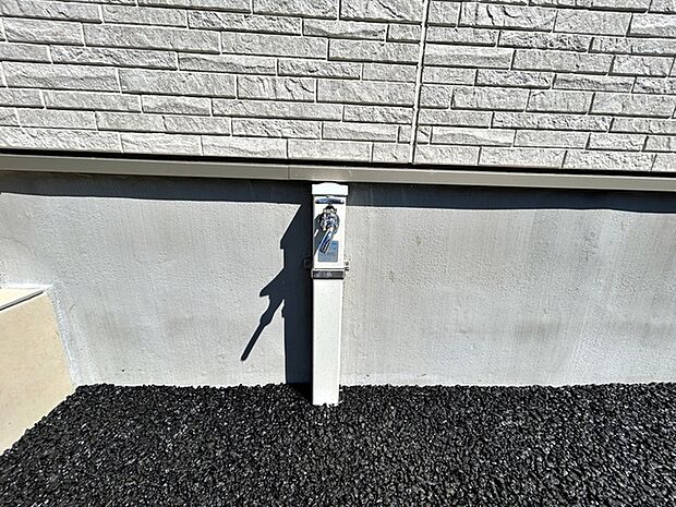 玄関横に立水栓があるので、お庭の水やりや洗車、外まわりのお掃除もスムーズ。夏にはお子様の水遊びにも活用でき、屋外でのさまざまなシーンで便利に使える、うれしい設備です。 