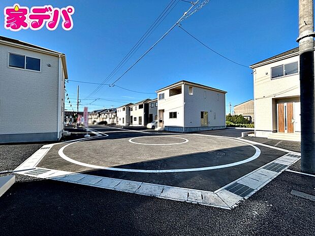 前面道路：南西側約6ｍ幅。 前面約6ｍ幅の道路に面しており、車の通行や駐車もゆとりを持って行える広さです。毎日のお出かけやお買い物の際もスムーズで、運転が苦手な方でも安心して車の出し入れができます。