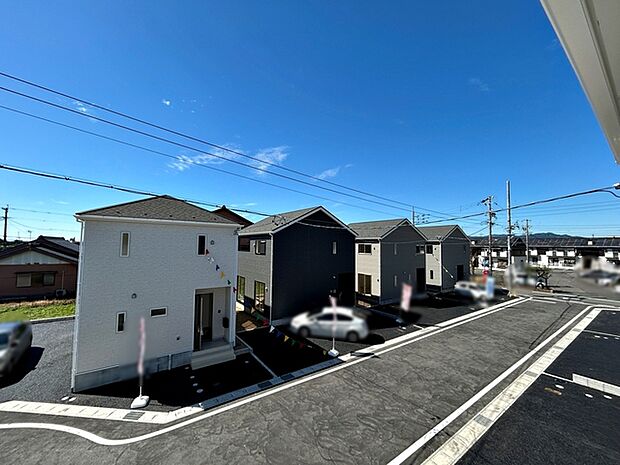 バルコニーからは閑静な街並みを望むことができ、外の空気を感じながら過ごせるスペースです。日常の中で外の景色を眺めることで気分転換もしやすく、ほどよい開放感も感じられます。 