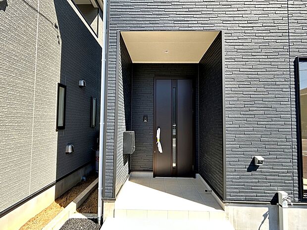 【玄関】 雨の日でも出入りの際に濡れにくい玄関ポーチです。玄関前で傘を開いたり閉じたりしやすく、荷物が多い日でも落ち着いて出入りできます。毎日の暮らしを快適にしてくれる、うれしいポイントです。 