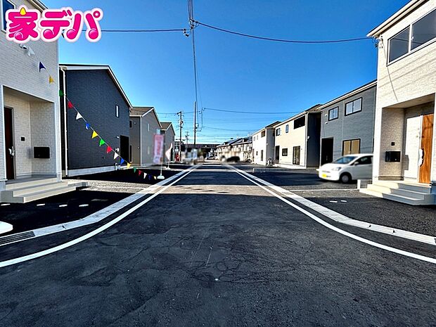 前面道路：南西側約6ｍ幅。 前面道路はゆとりの約6ｍ！車通りも比較的少なく、落ち着いた住環境が魅力です。