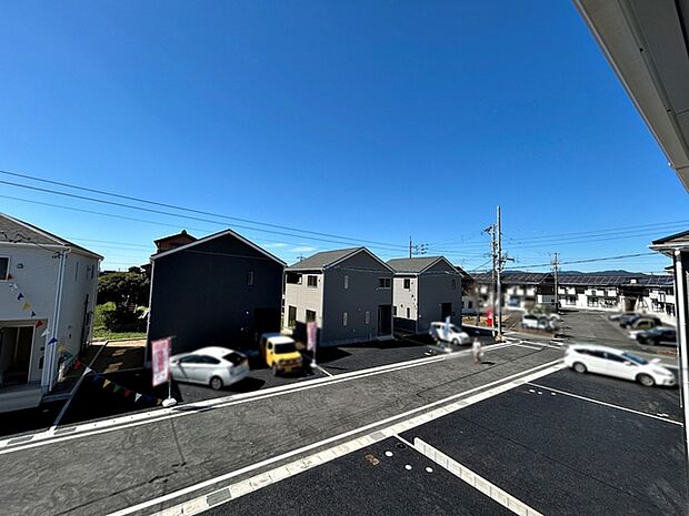 バルコニーからは閑静な街並みを望むことができ、外の空気を感じながら過ごせるスペースです。日常の中で外の景色を眺めることで気分転換もしやすく、ほどよい開放感も感じられます。 