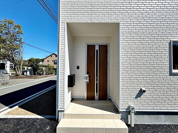 【玄関】 雨の日でも出入りの際に濡れにくい玄関ポーチです。玄関前で傘を開いたり閉じたりしやすく、荷物が多い日でも落ち着いて出入りできます。毎日の暮らしを快適にしてくれる、うれしいポイントです。 
