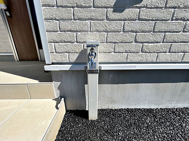 玄関横に立水栓があるので、お庭の水やりや洗車、外まわりのお掃除もスムーズ。夏にはお子様の水遊びにも活用でき、屋外でのさまざまなシーンで便利に使える、うれしい設備です。 