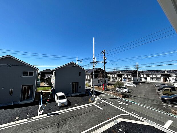 バルコニーからは閑静な街並みを望むことができ、外の空気を感じながら過ごせるスペースです。日常の中で外の景色を眺めることで気分転換もしやすく、ほどよい開放感も感じられます。 