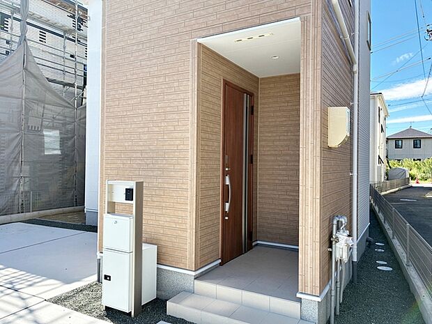 【玄関】 雨の日でも出入りの際に濡れにくい玄関ポーチです。玄関前で傘を開いたり閉じたりしやすく、荷物が多い日でも落ち着いて出入りできます。毎日の暮らしを快適にしてくれる、うれしいポイントです。