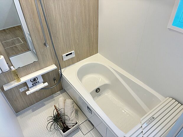 【浴室】 防水性や保温性に配慮されたシステムバスルームです。洗い場と脱衣所の段差が少なく、出入りがしやすいバリアフリー仕様となっており、ご家族の毎日の入浴を快適にサポートしてくれる空間です。