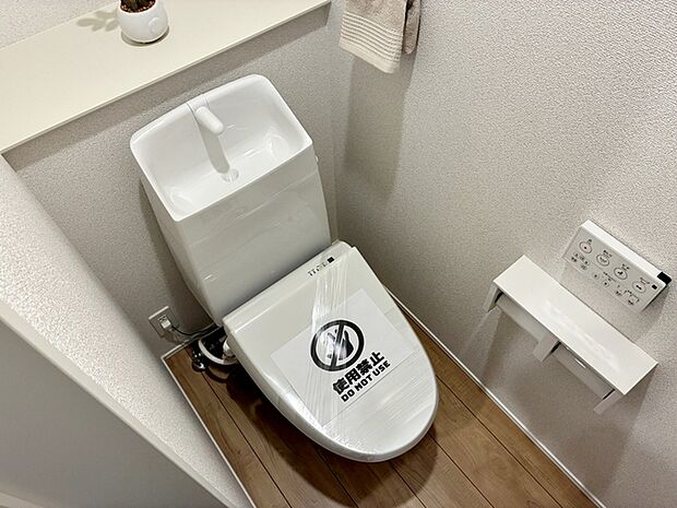【1階トイレ】 各フロアに1か所ずつシャワー機能付きトイレを設置しており、朝の忙しい時間帯でもスムーズに利用できるため、混雑の軽減にもつながります。