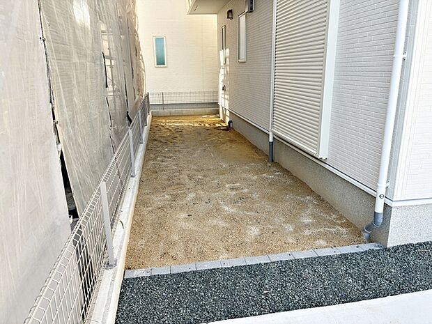ハーブやお花を植えてガーデニングを楽しんだり、お気に入りの植物を育てたりと、使い方は自由自在。季節ごとの彩りを楽しみながら、自分らしいお庭づくりができる、暮らしの楽しみが広がるスペースです。