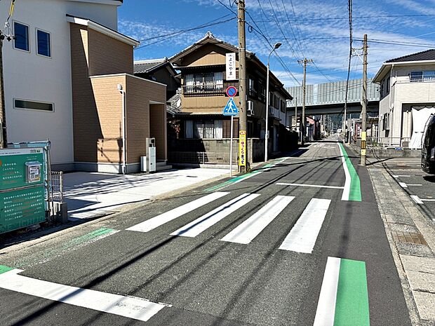 前面道路:東側約6.1m幅。 前面約6.1m幅の道路に面しており、車の通行や駐車もゆとりを持って行える広さです。