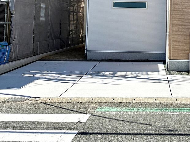 駐車スペースは2台分を確保!並列駐車が可能なので、車の出し入れもスムーズに行えます。毎日の通勤やお買い物など、お車を使う機会が多い方にも便利。運転が苦手な方でもゆとりを持って駐車しやすいのが魅力です。