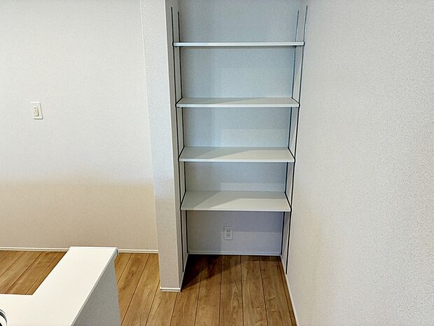 可変棚付きのパントリーで、収納する物の高さや大きさに合わせて棚の位置を調整できます。食品や飲料、日用品のストックなどを無駄なく収納でき、使いやすい形にカスタマイズできる便利なスペースです!