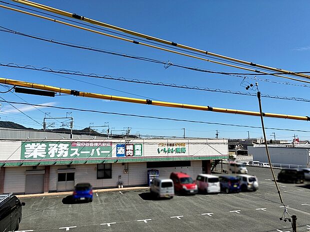 バルコニーからは閑静な街並みを望むことができ、外の空気を感じながら過ごせるスペースです。日常の中で外の景色を眺めることで気分転換もしやすく、ほどよい開放感も感じられます。
