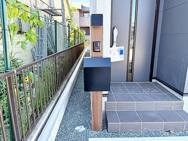 【玄関】 玄関ポーチが住まいの第一印象を明るくします。毎日の出入りもスムーズで、ご家族や来訪者を気持ちよく迎え入れてくれる玄関まわりです。玄関からの動線として日々の暮らしに欠かせないスペースです。