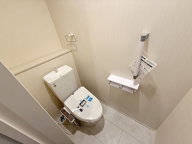 各フロアに1か所ずつシャワー機能付きトイレを設置しており、朝の忙しい時間帯でもスムーズに利用できるため、混雑の軽減にもつながります。