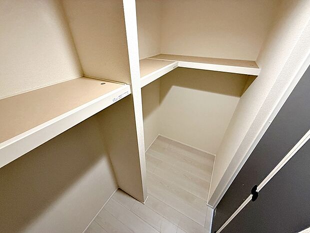 主寝室にはウォークインクローゼットを備えており、衣類や季節物もしっかり収納できるのが特徴です。タンスなどの家具も配置しやすく、室内を広々と使えるため、すっきりとした室内を保ちやすくなります。