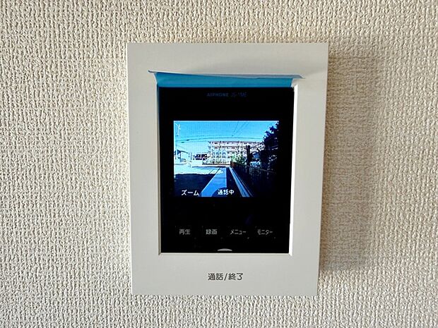 【TVモニター付きインターホン】 玄関まで行かずに室内から来客確認ができるため、手が離せない時でも応対ができます。家事中や作業中でもそのまま対応でき、移動の手間を減らしながら来客対応が行えます。