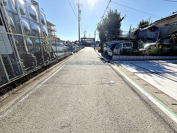前面道路:南東側約5.3m幅。 ゆとりがあり、車の出し入れや駐車もスムーズに行えます。見通しも良く、毎日のお出かけやお買い物も快適。