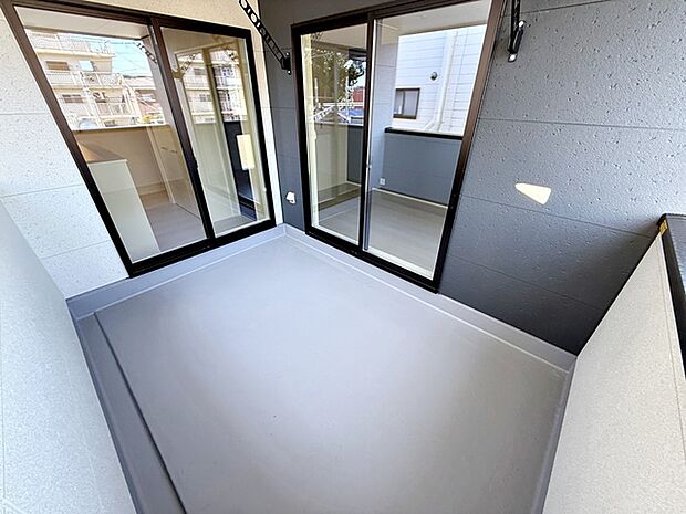 【バルコニー】 2部屋からアクセス可能なインナーバルコニーです。急な雨の日でも洗濯物が濡れにくく、安心してお使いいただけます。