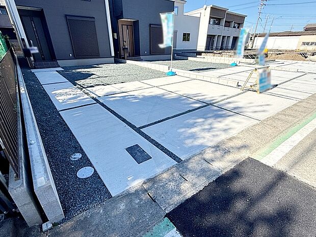 並列2台駐車可能なゆとりあるカースペース。玄関の目の前まで車を寄せられるので、雨の日や荷物が多い日も移動がスムーズ。毎日のお買い物やお出かけの際にも便利で、使い勝手の良い駐車スペースです。
