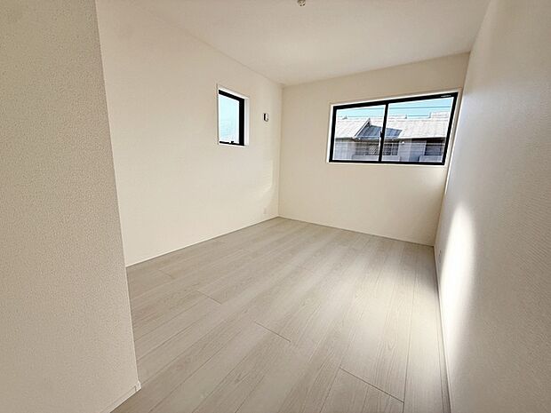 【洋室6.1帖】 2面採光で、晴れの日の日中は自然光がしっかりと差し込み、明るく心地よい室内です。窓を開ければ風通しも良く、気持ちの良い風が入り込むため、日々の生活に快適さを感じられるお部屋です!