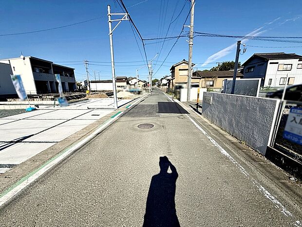 前面道路は幅員約5mとゆとりがあり、車の出し入れや駐車もスムーズに行えます。見通しも良く、毎日のお出かけやお買い物も快適。運転が苦手な方でも落ち着いて車を扱いやすく、安心して暮らせる住環境です。