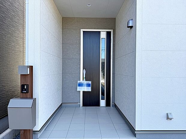 【玄関】 雨の日でも出入りの際に濡れにくい玄関ポーチです。玄関前で傘を開いたり閉じたりしやすく、荷物が多い日でも落ち着いて出入りできます。毎日の暮らしを快適にしてくれる、うれしいポイントです。