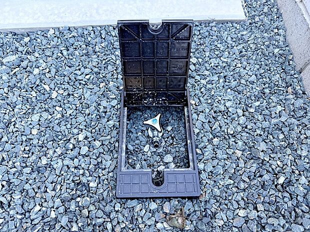 玄関横に散水栓があるので、お庭の水やりや洗車、外まわりのお掃除もスムーズ。夏にはお子様の水遊びにも活用でき、屋外でのさまざまなシーンで便利に使える、うれしい設備です。