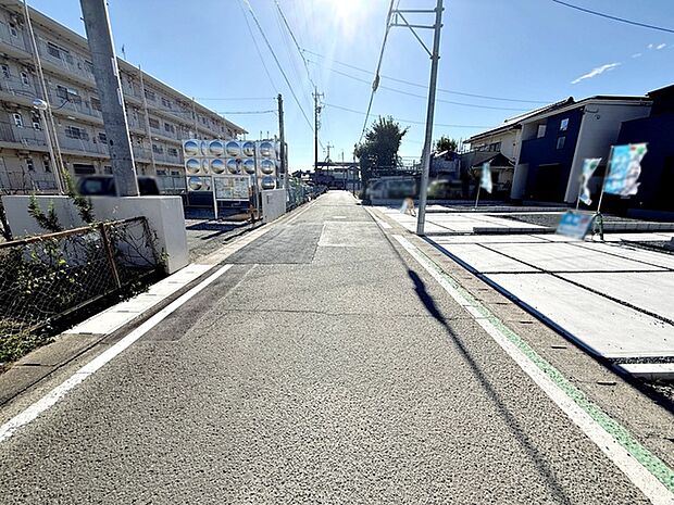前面道路:南東側約5.3m幅。 ゆとりがあり、車の出し入れや駐車もスムーズに行えます。見通しも良く、毎日のお出かけやお買い物も快適。