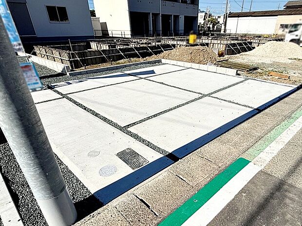 駐車スペースは2台分を確保!並列駐車が可能なので、車の出し入れもスムーズに行えます。毎日の通勤やお買い物など、お車を使う機会が多い方にも便利。運転が苦手な方でもゆとりを持って駐車しやすいのが魅力です。