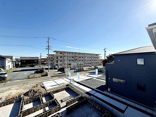 気持ちの良い眺望が広がり、日常の中で外の景色を眺めながら過ごせます。気分転換にもつながる、心地よい時間をお過ごしいただけます。