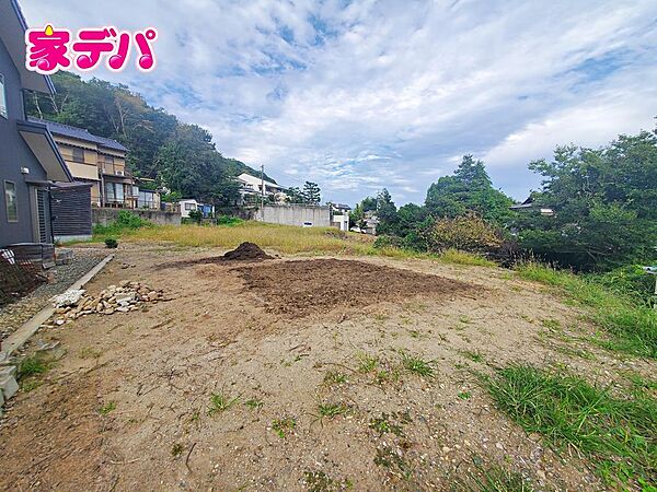 ゆとりある敷地で、住まいや庭の配置を考えられます。周囲の建物との位置関係や現地の雰囲気をご確認ください。