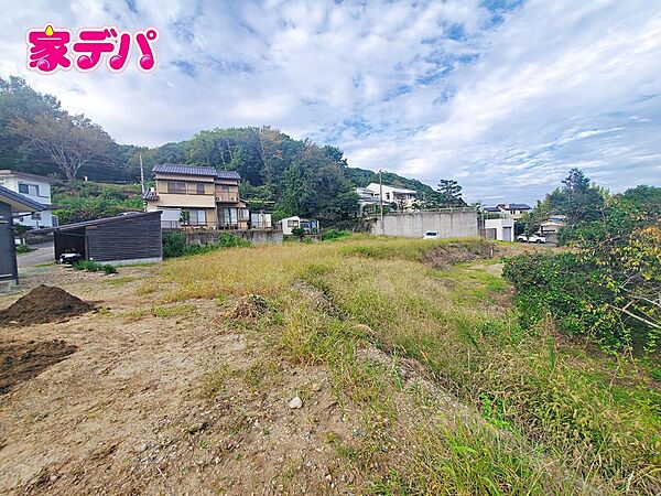 国府駅まで徒歩18分。西部中学校徒歩5分、国府保育園徒歩7分で、子育て世帯にも便利な住環境です。