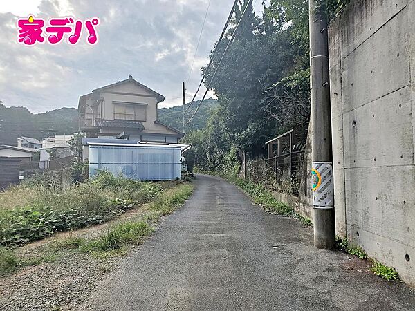 前面道路：北側の公道は幅員3.6mです。接面は27.6mあり、道路と敷地の位置関係を現地でご確認いただけます。