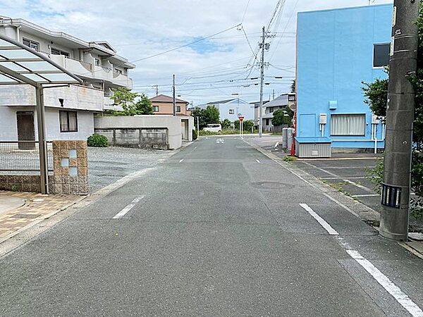 前面道路は公道で、車のすれ違いもラクラクな広々6mの幅があります
