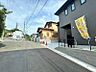 外観：前道もゆとりがあるので駐車も安心。周辺施設も車でサクッと行ける距離に充実♪カースペースは2台駐車可能です！