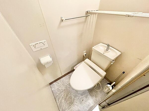 トイレ前にも収納が設備され、小さな備品も片づけられます。