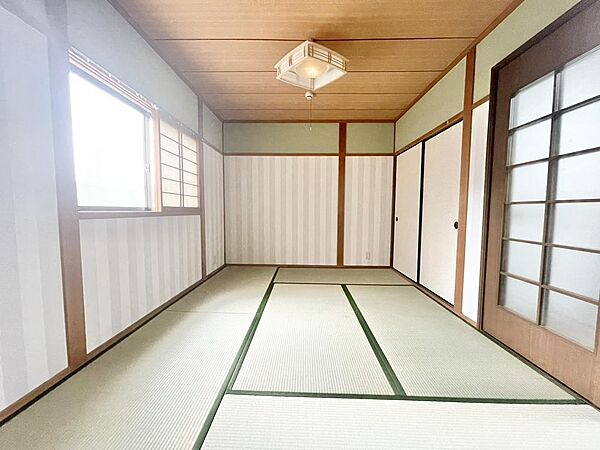 やわらかな足触りと落ち着いた雰囲気が魅力の1階和室。
