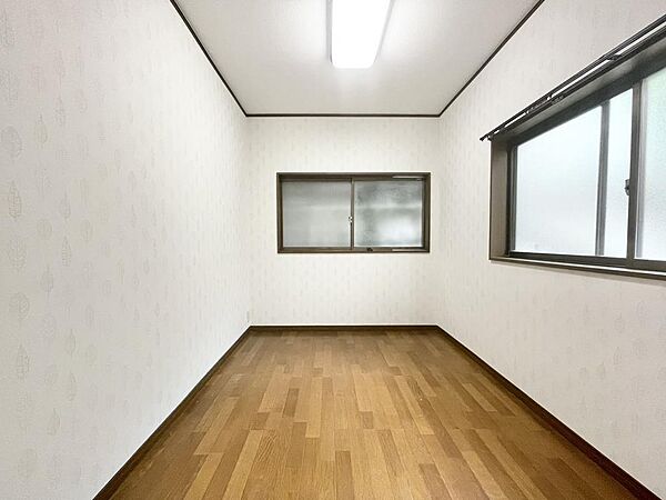 1階の洋室は生活空間が見えずに繋がる一室なので来客時に嬉しい空間です