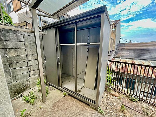 外で利用するモノを収納できる倉庫付！