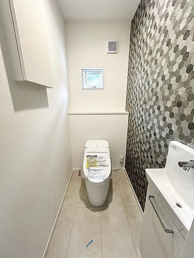 トイレ：汚れやすい便器も、清潔感のつづく嬉しい機能付き！お掃除も楽にできるTOTO製トイレを採用！