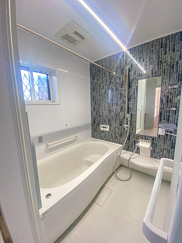 浴室：キレイを保てるシステムバス♪換気設備と清掃機能もあり、使う人の笑顔が考えれられたバスルームです。