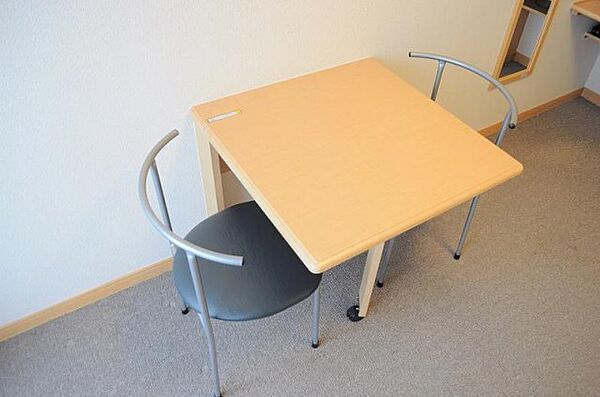画像18:実際のテーブルは仕様が異なる場合がございます