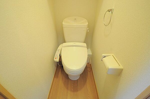 画像5:温水洗浄便座。実際のトイレは仕様が異なる場合がございます