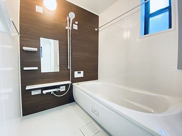 ■□■浴室■□■窓付きのバスルームは換気環境も良好。掃除もスムーズにできます。